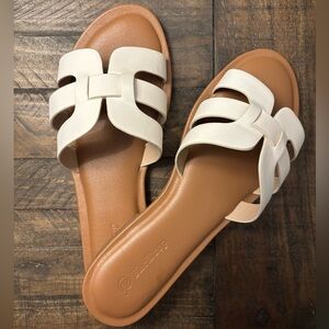 The Drop White and Tan Slide Sandals